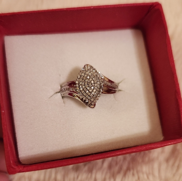 Vintage solid 14kt white gold diamond ring